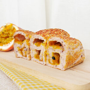 โรลข้าวกล้องไรซ์เบอร์รี่ลูกเดือยไส้เสาวรส | Riceberry Brown Rice and Job’s Tears Roll filled with Passion Fruit