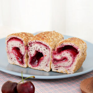 โรลข้าวกล้องไรซ์เบอร์รี่ลูกเดือยไส้เชอร์รี่ | Riceberry Brown Rice and Job’s Tears Roll filled with Cherry