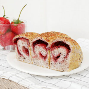 โรลข้าวกล้องไรซ์เบอร์รี่ลูกเดือยไส้สตรอเบอร์รี่ | Riceberry Brown Rice and Job’s Tears Roll filled with Strawberry